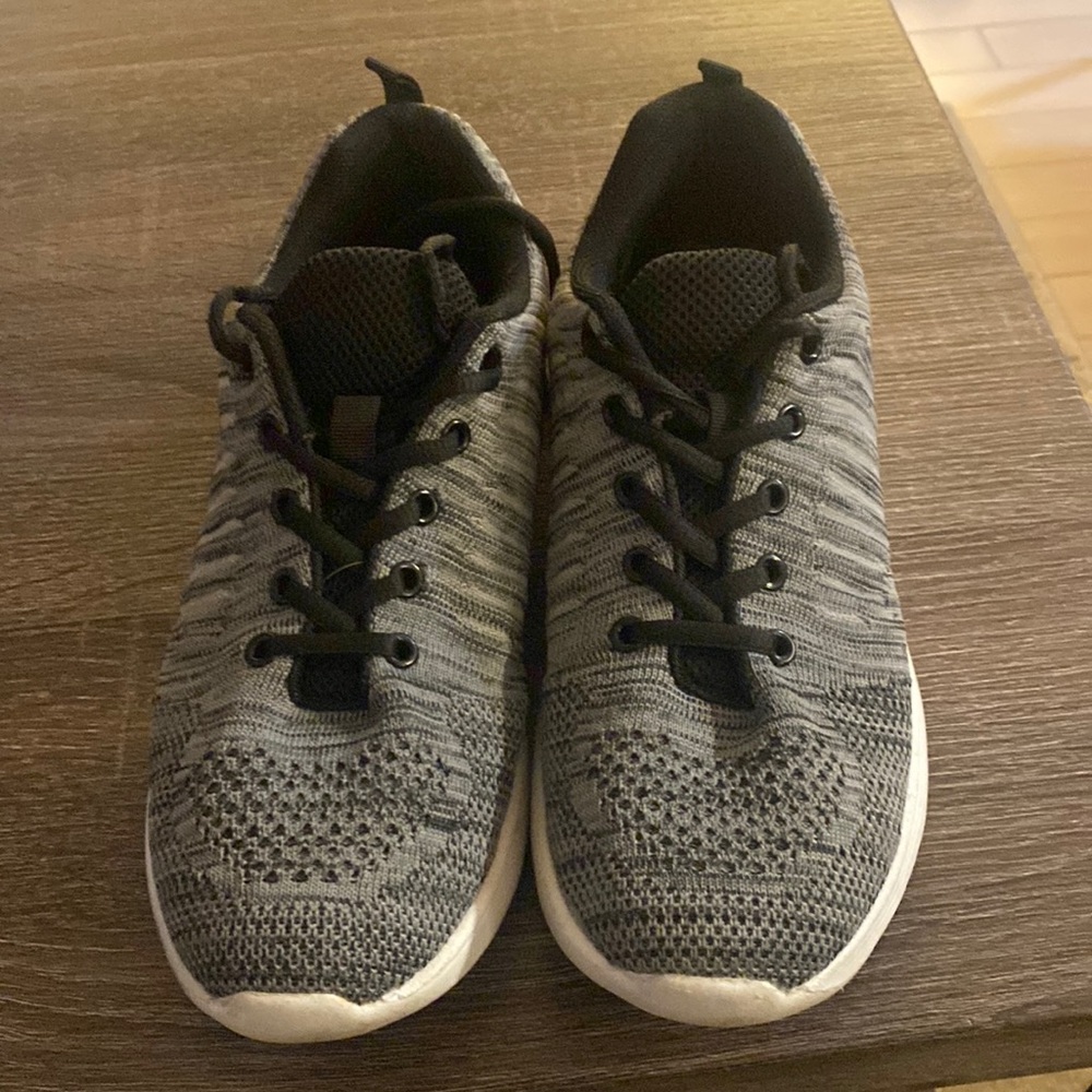 Vostey Size 7 Men’s Athletic Shoes